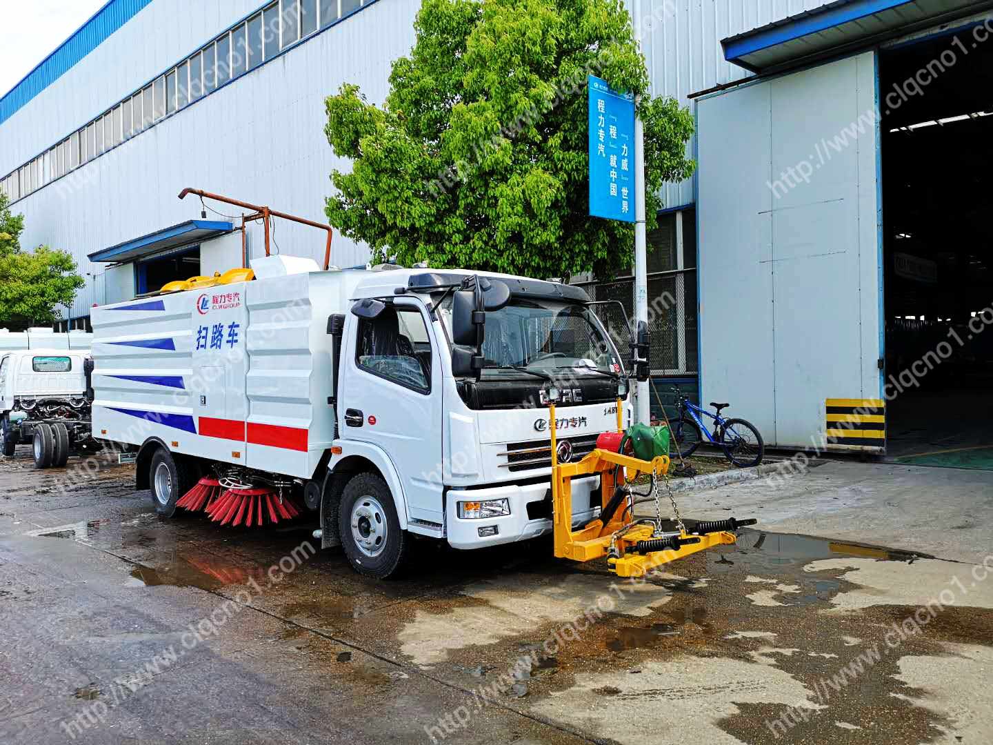 程力集團(tuán)東風(fēng)大多利卡掃路車帶雪鏟（國(guó)五）